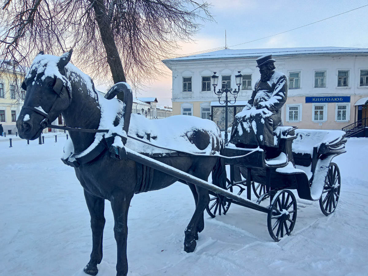 Всего за один месяц в городах нашего региона открыли несколько новых арт-объектов. Так, в Муроме установили скульптурную композицию местных жителей 19 века, а в Гусь-Хрустальном — двухметровую фигуру стеклодува. В Юрьеве-Польском же поселились персонажи известного фильма «Золотой теленок».