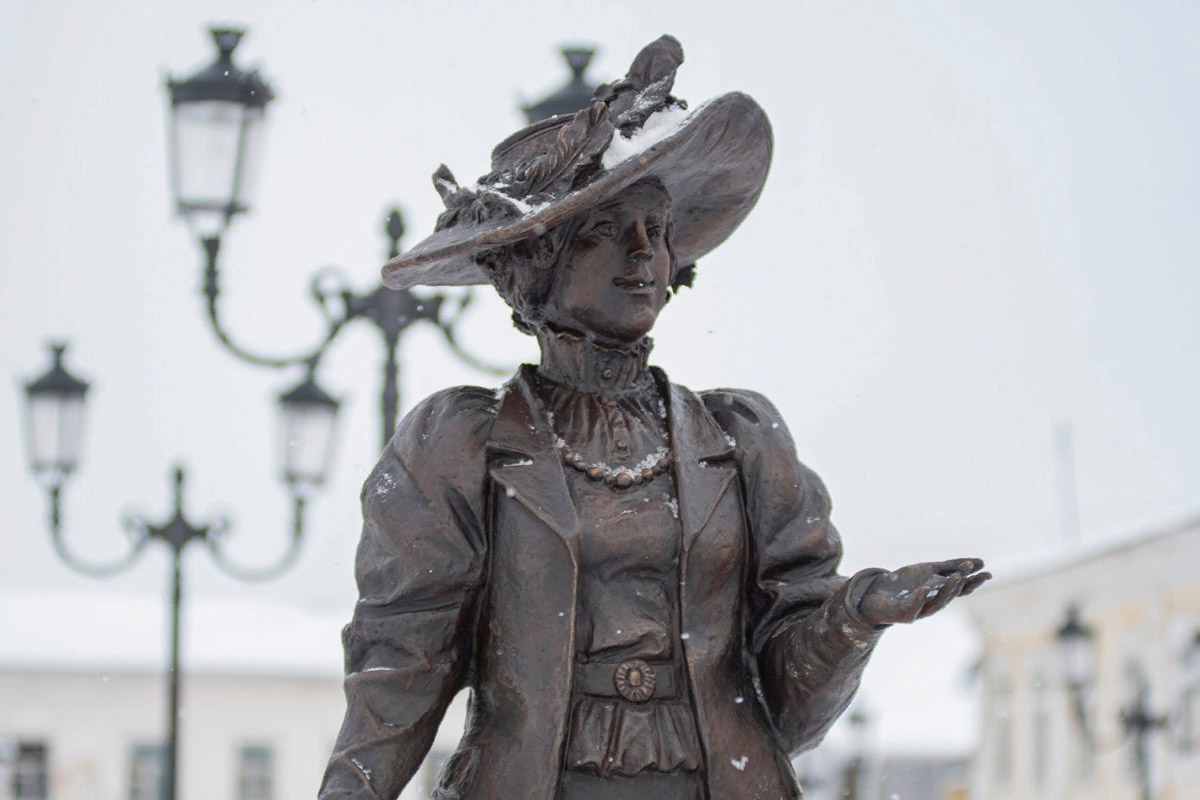 Всего за один месяц в городах нашего региона открыли несколько новых арт-объектов. Так, в Муроме установили скульптурную композицию местных жителей 19 века, а в Гусь-Хрустальном — двухметровую фигуру стеклодува. В Юрьеве-Польском же поселились персонажи известного фильма «Золотой теленок».