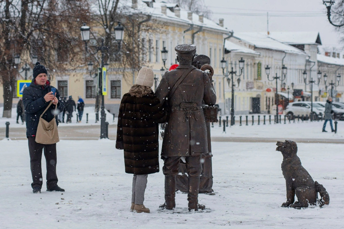 Всего за один месяц в городах нашего региона открыли несколько новых арт-объектов. Так, в Муроме установили скульптурную композицию местных жителей 19 века, а в Гусь-Хрустальном — двухметровую фигуру стеклодува. В Юрьеве-Польском же поселились персонажи известного фильма «Золотой теленок».