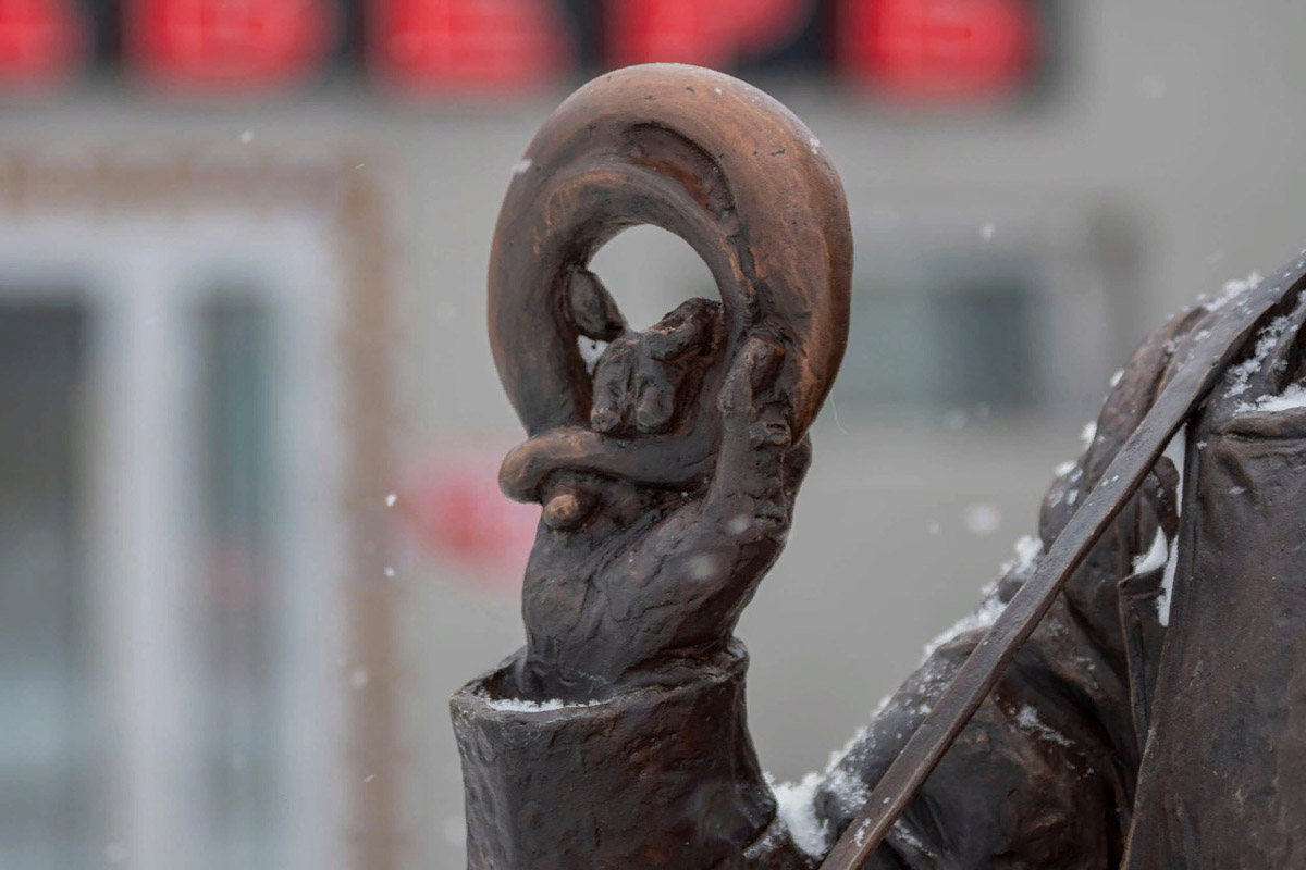 Всего за один месяц в городах нашего региона открыли несколько новых арт-объектов. Так, в Муроме установили скульптурную композицию местных жителей 19 века, а в Гусь-Хрустальном — двухметровую фигуру стеклодува. В Юрьеве-Польском же поселились персонажи известного фильма «Золотой теленок».