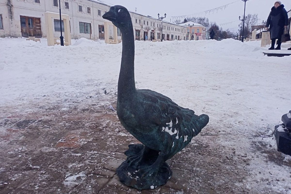 Всего за один месяц в городах нашего региона открыли несколько новых арт-объектов. Так, в Муроме установили скульптурную композицию местных жителей 19 века, а в Гусь-Хрустальном — двухметровую фигуру стеклодува. В Юрьеве-Польском же поселились персонажи известного фильма «Золотой теленок».