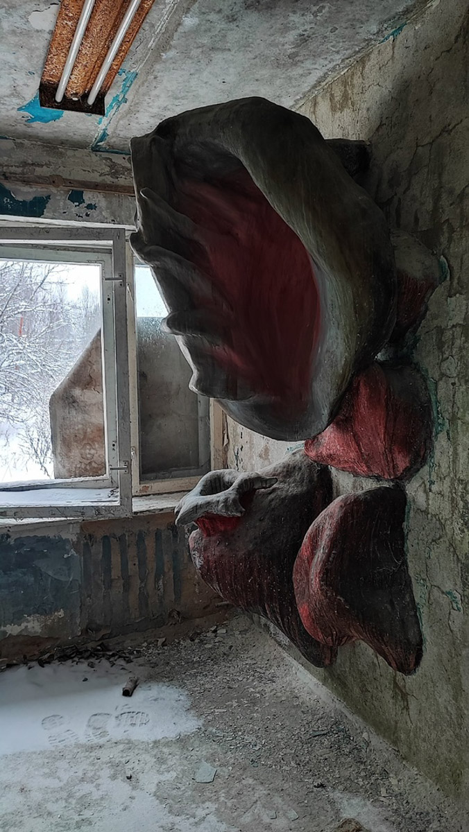 Величественные барельефы и удивительные скульптуры в виде сказочных персонажей превратились в героев мрачных снов. Почти 30 лет некогда популярный детский лагерь в Подмосковье заброшен. Предлагаем вам прогуляться по его гулким и атмосферным коридорам.