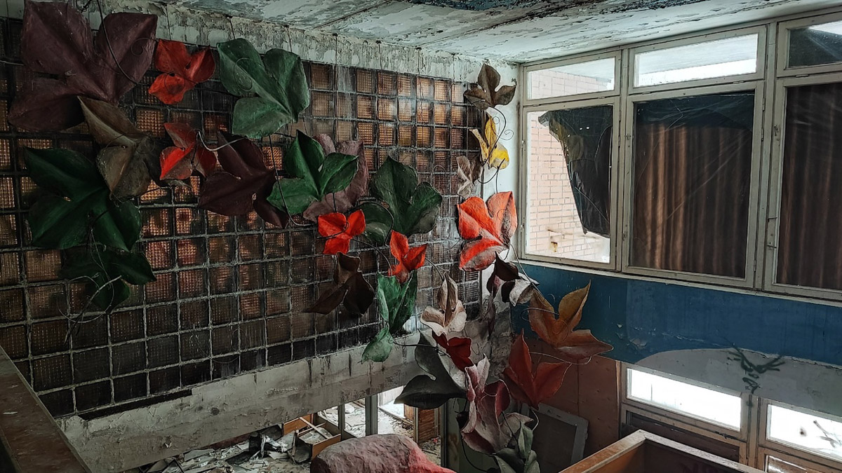 Величественные барельефы и удивительные скульптуры в виде сказочных персонажей превратились в героев мрачных снов. Почти 30 лет некогда популярный детский лагерь в Подмосковье заброшен. Предлагаем вам прогуляться по его гулким и атмосферным коридорам.