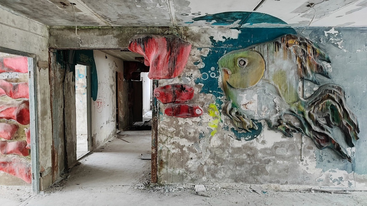 Величественные барельефы и удивительные скульптуры в виде сказочных персонажей превратились в героев мрачных снов. Почти 30 лет некогда популярный детский лагерь в Подмосковье заброшен. Предлагаем вам прогуляться по его гулким и атмосферным коридорам.