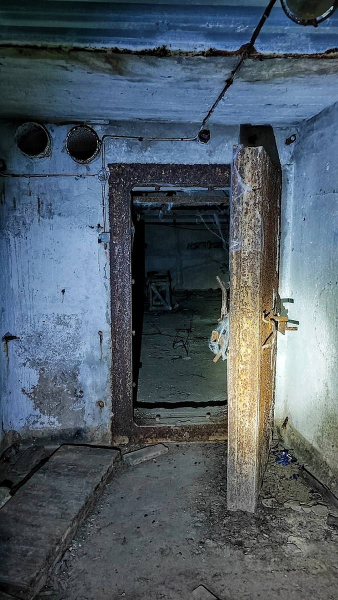 Величественные барельефы и удивительные скульптуры в виде сказочных персонажей превратились в героев мрачных снов. Почти 30 лет некогда популярный детский лагерь в Подмосковье заброшен. Предлагаем вам прогуляться по его гулким и атмосферным коридорам.