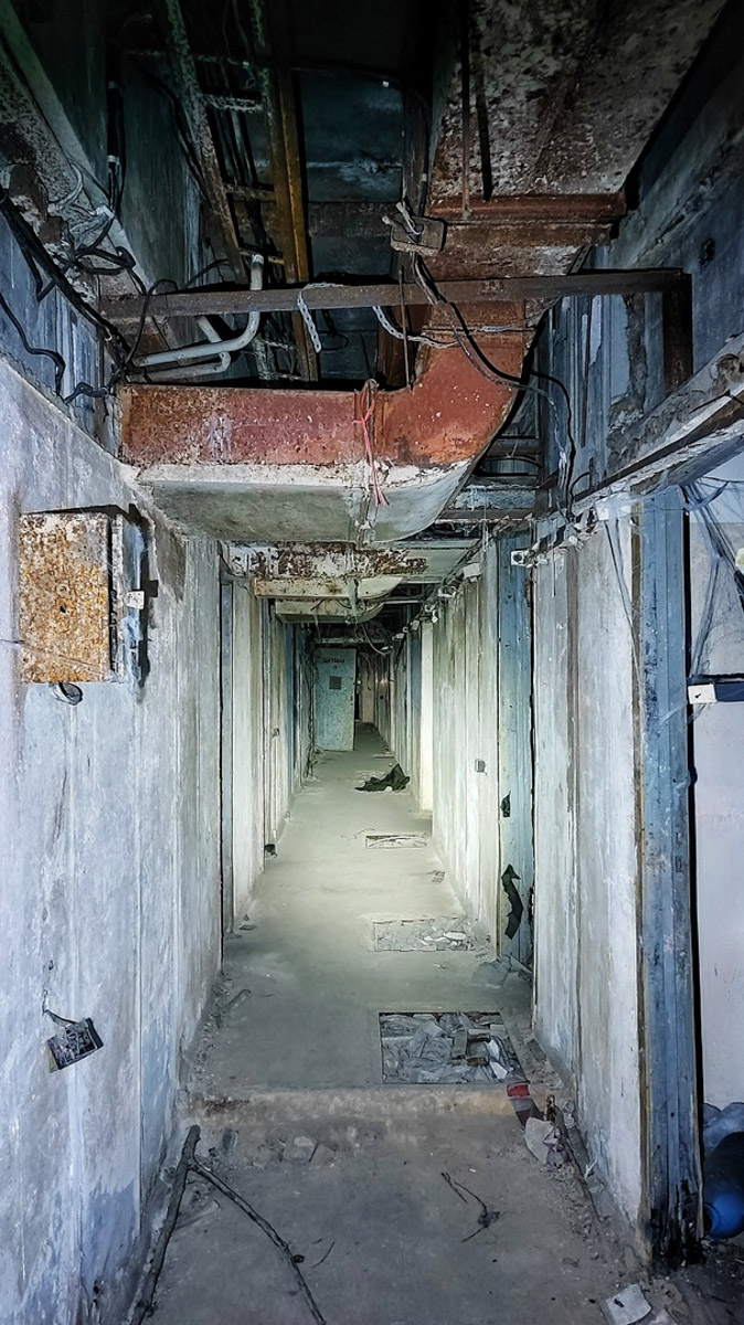 Величественные барельефы и удивительные скульптуры в виде сказочных персонажей превратились в героев мрачных снов. Почти 30 лет некогда популярный детский лагерь в Подмосковье заброшен. Предлагаем вам прогуляться по его гулким и атмосферным коридорам.