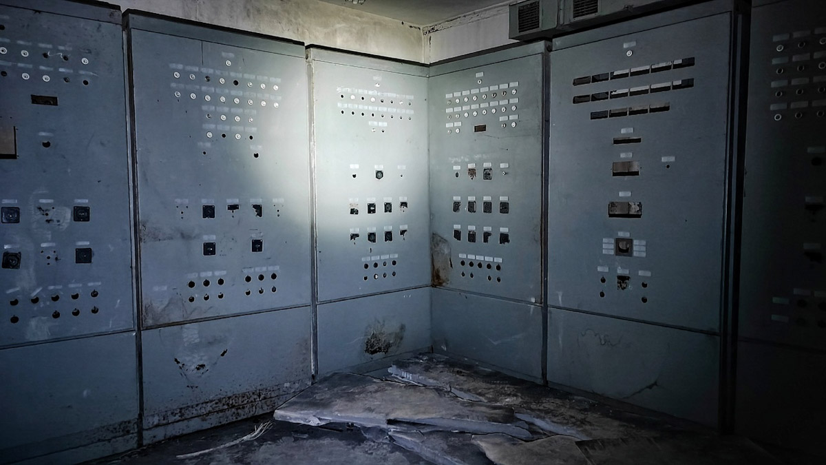 Величественные барельефы и удивительные скульптуры в виде сказочных персонажей превратились в героев мрачных снов. Почти 30 лет некогда популярный детский лагерь в Подмосковье заброшен. Предлагаем вам прогуляться по его гулким и атмосферным коридорам.