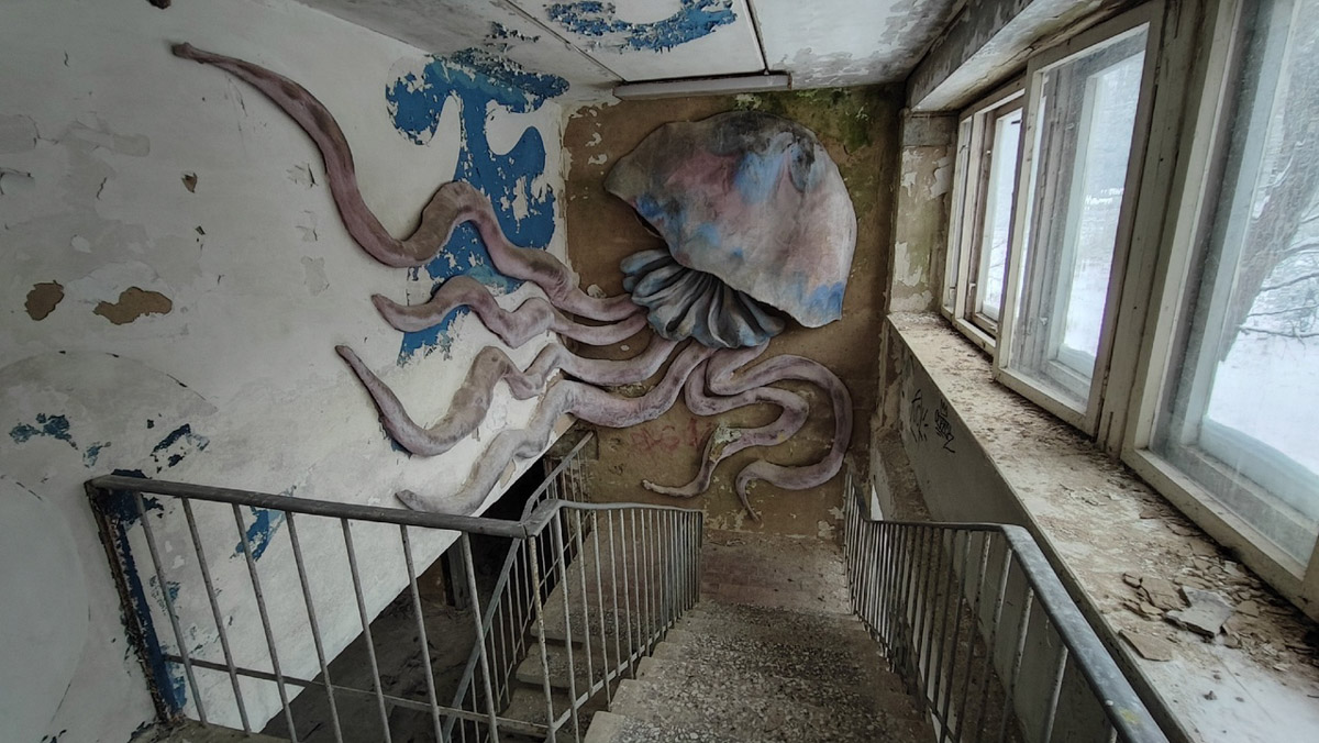 Величественные барельефы и удивительные скульптуры в виде сказочных персонажей превратились в героев мрачных снов. Почти 30 лет некогда популярный детский лагерь в Подмосковье заброшен. Предлагаем вам прогуляться по его гулким и атмосферным коридорам.