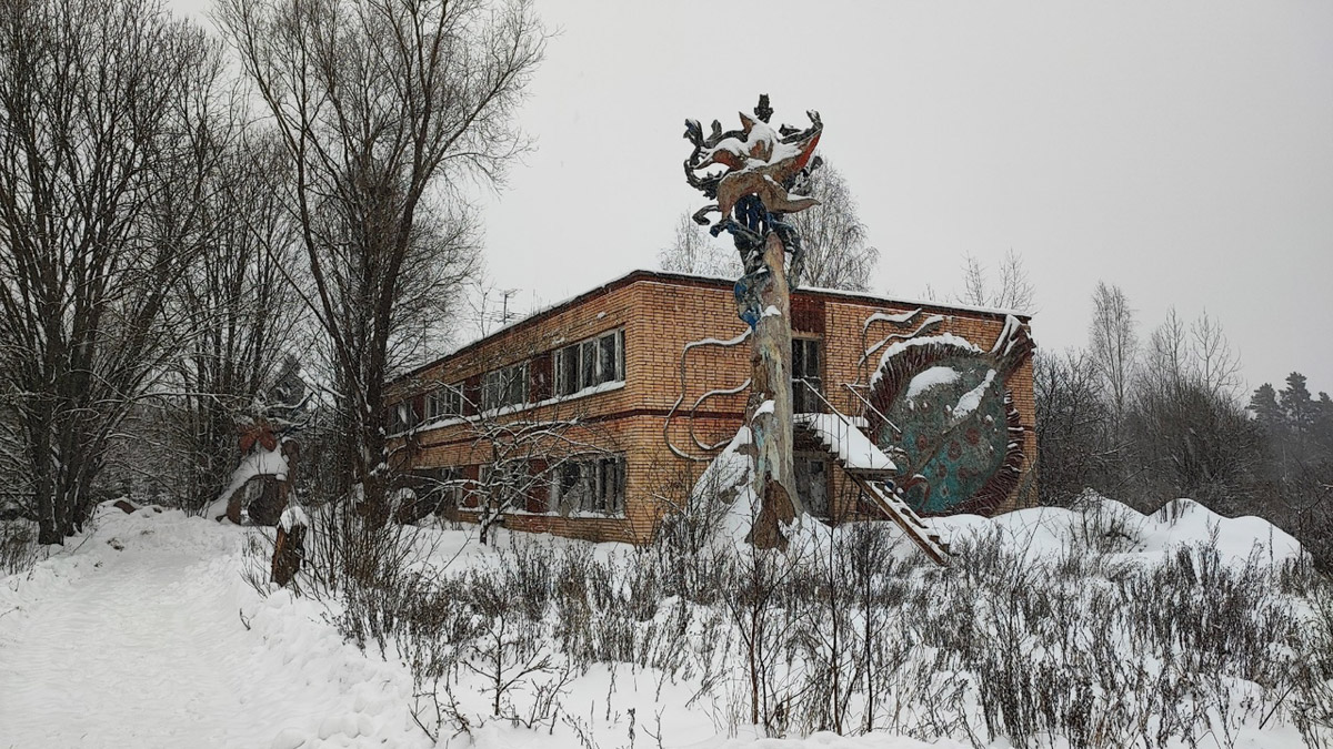 Величественные барельефы и удивительные скульптуры в виде сказочных персонажей превратились в героев мрачных снов. Почти 30 лет некогда популярный детский лагерь в Подмосковье заброшен. Предлагаем вам прогуляться по его гулким и атмосферным коридорам.