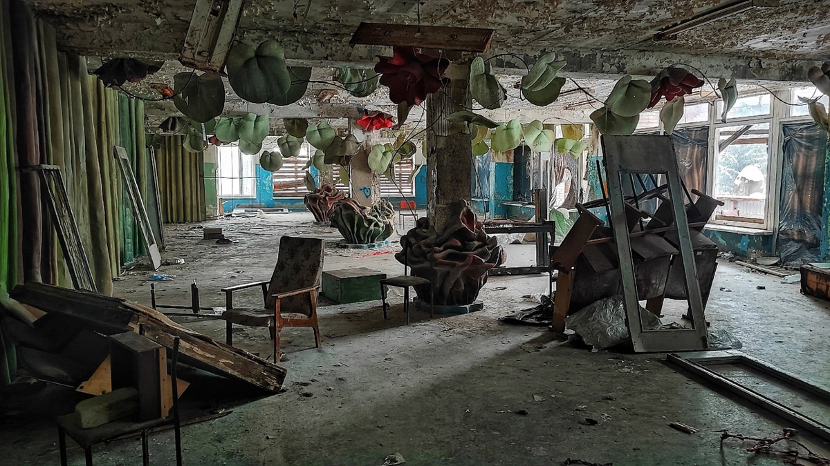 Величественные барельефы и удивительные скульптуры в виде сказочных персонажей превратились в героев мрачных снов. Почти 30 лет некогда популярный детский лагерь в Подмосковье заброшен. Предлагаем вам прогуляться по его гулким и атмосферным коридорам.