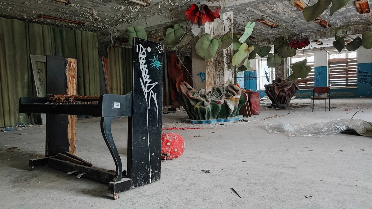 Величественные барельефы и удивительные скульптуры в виде сказочных персонажей превратились в героев мрачных снов. Почти 30 лет некогда популярный детский лагерь в Подмосковье заброшен. Предлагаем вам прогуляться по его гулким и атмосферным коридорам.