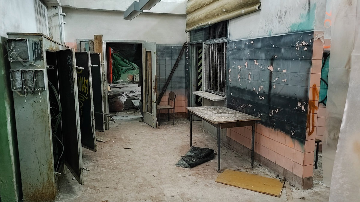 Величественные барельефы и удивительные скульптуры в виде сказочных персонажей превратились в героев мрачных снов. Почти 30 лет некогда популярный детский лагерь в Подмосковье заброшен. Предлагаем вам прогуляться по его гулким и атмосферным коридорам.