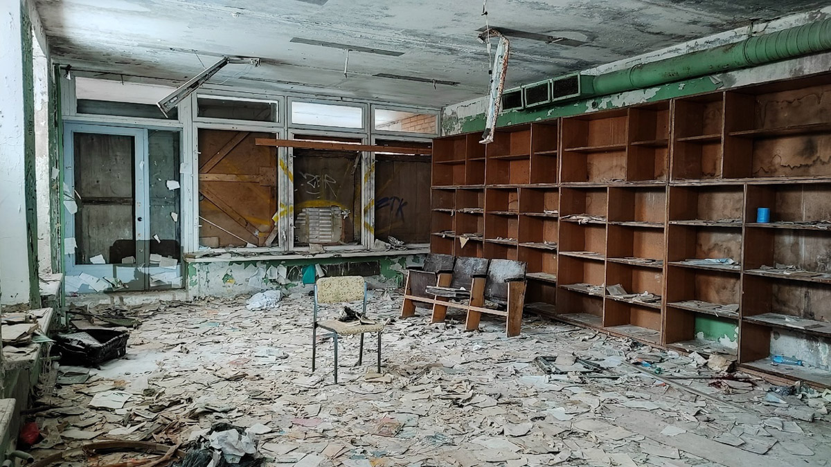 Величественные барельефы и удивительные скульптуры в виде сказочных персонажей превратились в героев мрачных снов. Почти 30 лет некогда популярный детский лагерь в Подмосковье заброшен. Предлагаем вам прогуляться по его гулким и атмосферным коридорам.