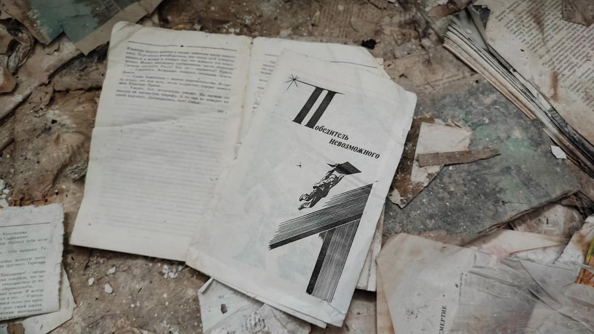 Величественные барельефы и удивительные скульптуры в виде сказочных персонажей превратились в героев мрачных снов. Почти 30 лет некогда популярный детский лагерь в Подмосковье заброшен. Предлагаем вам прогуляться по его гулким и атмосферным коридорам.