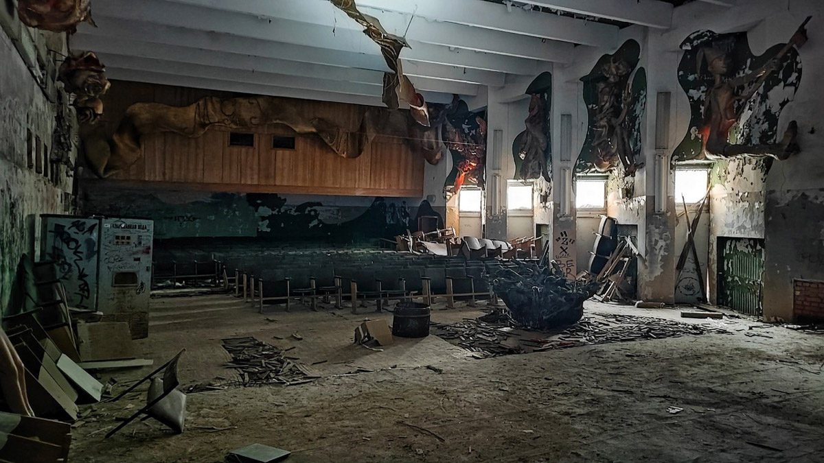 Величественные барельефы и удивительные скульптуры в виде сказочных персонажей превратились в героев мрачных снов. Почти 30 лет некогда популярный детский лагерь в Подмосковье заброшен. Предлагаем вам прогуляться по его гулким и атмосферным коридорам.