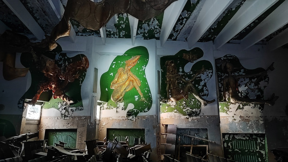 Величественные барельефы и удивительные скульптуры в виде сказочных персонажей превратились в героев мрачных снов. Почти 30 лет некогда популярный детский лагерь в Подмосковье заброшен. Предлагаем вам прогуляться по его гулким и атмосферным коридорам.