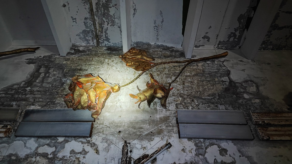 Величественные барельефы и удивительные скульптуры в виде сказочных персонажей превратились в героев мрачных снов. Почти 30 лет некогда популярный детский лагерь в Подмосковье заброшен. Предлагаем вам прогуляться по его гулким и атмосферным коридорам.