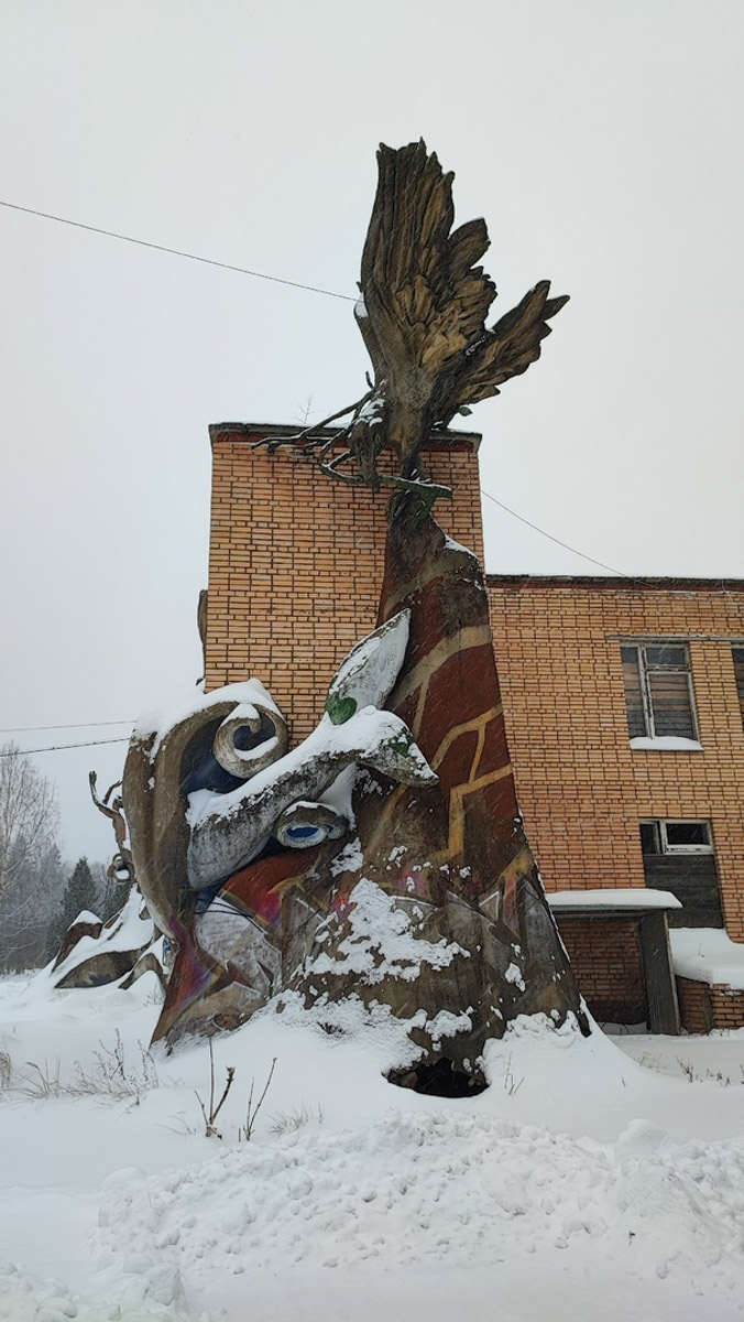 Величественные барельефы и удивительные скульптуры в виде сказочных персонажей превратились в героев мрачных снов. Почти 30 лет некогда популярный детский лагерь в Подмосковье заброшен. Предлагаем вам прогуляться по его гулким и атмосферным коридорам.