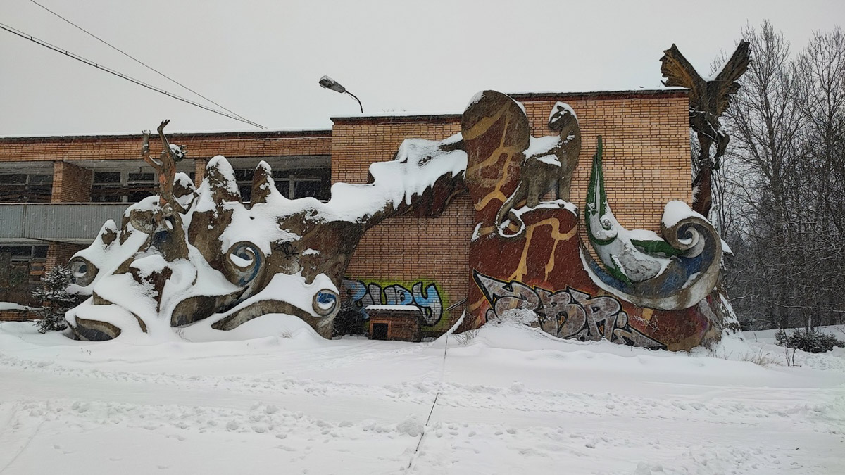 Величественные барельефы и удивительные скульптуры в виде сказочных персонажей превратились в героев мрачных снов. Почти 30 лет некогда популярный детский лагерь в Подмосковье заброшен. Предлагаем вам прогуляться по его гулким и атмосферным коридорам.