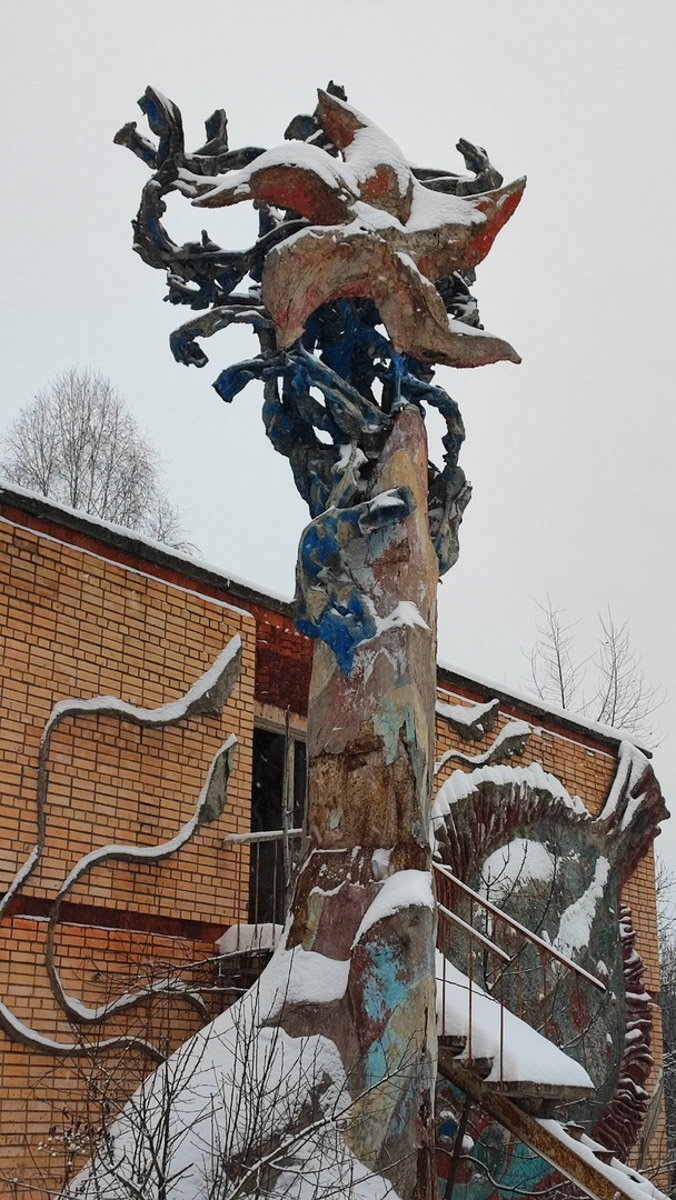 Величественные барельефы и удивительные скульптуры в виде сказочных персонажей превратились в героев мрачных снов. Почти 30 лет некогда популярный детский лагерь в Подмосковье заброшен. Предлагаем вам прогуляться по его гулким и атмосферным коридорам.