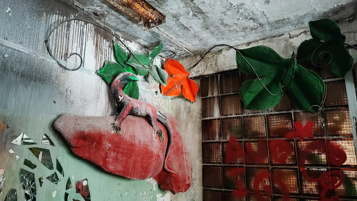 Величественные барельефы и удивительные скульптуры в виде сказочных персонажей превратились в героев мрачных снов. Почти 30 лет некогда популярный детский лагерь в Подмосковье заброшен. Предлагаем вам прогуляться по его гулким и атмосферным коридорам.