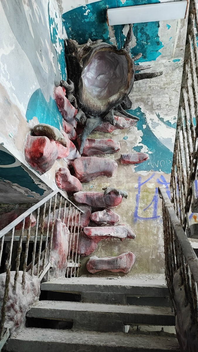 Величественные барельефы и удивительные скульптуры в виде сказочных персонажей превратились в героев мрачных снов. Почти 30 лет некогда популярный детский лагерь в Подмосковье заброшен. Предлагаем вам прогуляться по его гулким и атмосферным коридорам.