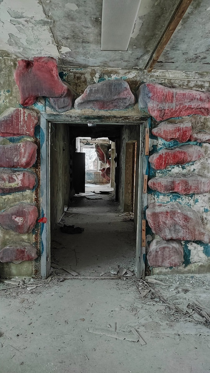 Величественные барельефы и удивительные скульптуры в виде сказочных персонажей превратились в героев мрачных снов. Почти 30 лет некогда популярный детский лагерь в Подмосковье заброшен. Предлагаем вам прогуляться по его гулким и атмосферным коридорам.