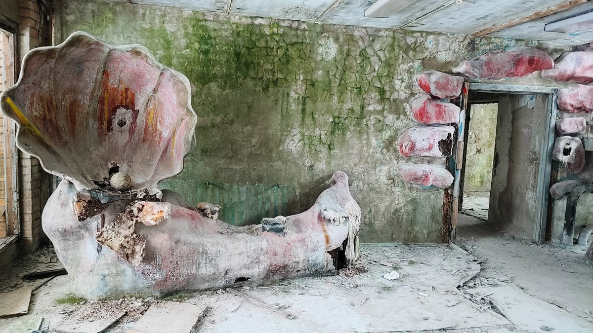 Величественные барельефы и удивительные скульптуры в виде сказочных персонажей превратились в героев мрачных снов. Почти 30 лет некогда популярный детский лагерь в Подмосковье заброшен. Предлагаем вам прогуляться по его гулким и атмосферным коридорам.