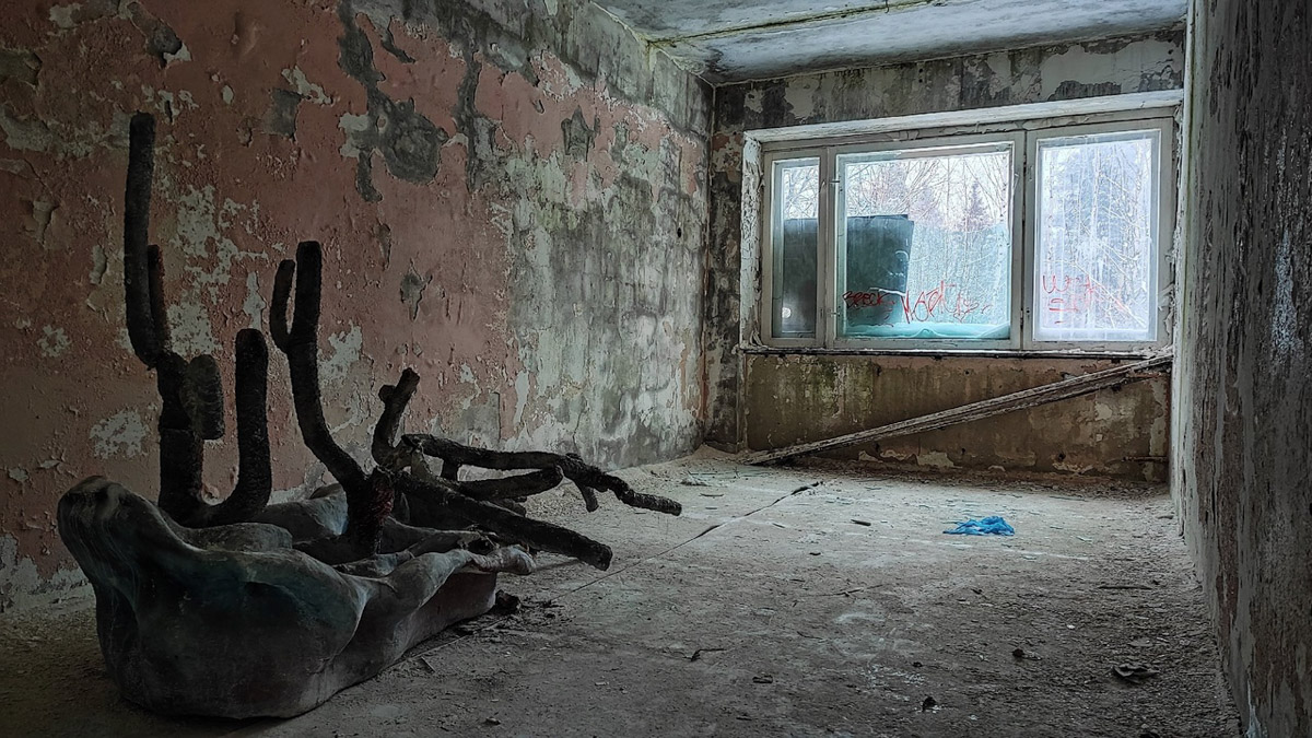 Величественные барельефы и удивительные скульптуры в виде сказочных персонажей превратились в героев мрачных снов. Почти 30 лет некогда популярный детский лагерь в Подмосковье заброшен. Предлагаем вам прогуляться по его гулким и атмосферным коридорам.