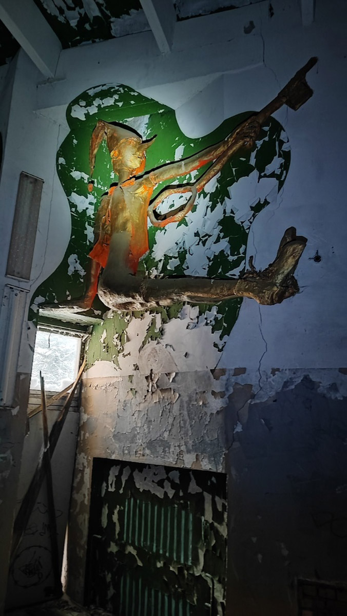 Величественные барельефы и удивительные скульптуры в виде сказочных персонажей превратились в героев мрачных снов. Почти 30 лет некогда популярный детский лагерь в Подмосковье заброшен. Предлагаем вам прогуляться по его гулким и атмосферным коридорам.