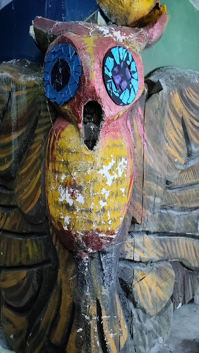 Величественные барельефы и удивительные скульптуры в виде сказочных персонажей превратились в героев мрачных снов. Почти 30 лет некогда популярный детский лагерь в Подмосковье заброшен. Предлагаем вам прогуляться по его гулким и атмосферным коридорам.