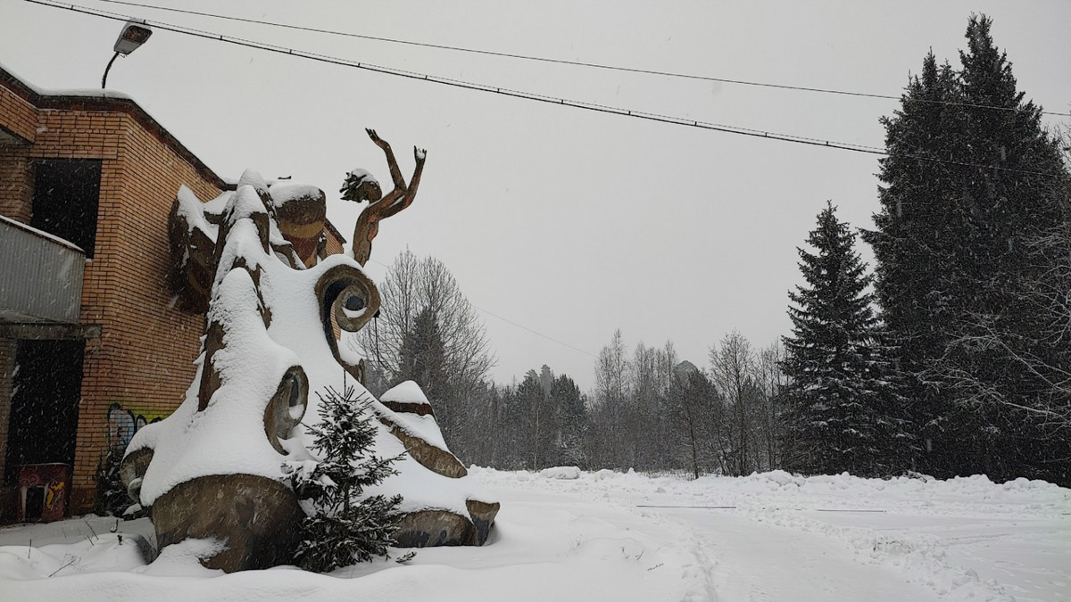 Величественные барельефы и удивительные скульптуры в виде сказочных персонажей превратились в героев мрачных снов. Почти 30 лет некогда популярный детский лагерь в Подмосковье заброшен. Предлагаем вам прогуляться по его гулким и атмосферным коридорам.