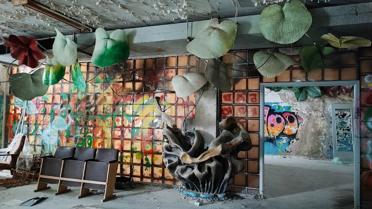 Величественные барельефы и удивительные скульптуры в виде сказочных персонажей превратились в героев мрачных снов. Почти 30 лет некогда популярный детский лагерь в Подмосковье заброшен. Предлагаем вам прогуляться по его гулким и атмосферным коридорам.