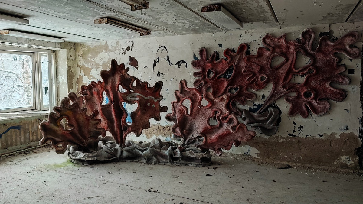 Величественные барельефы и удивительные скульптуры в виде сказочных персонажей превратились в героев мрачных снов. Почти 30 лет некогда популярный детский лагерь в Подмосковье заброшен. Предлагаем вам прогуляться по его гулким и атмосферным коридорам.