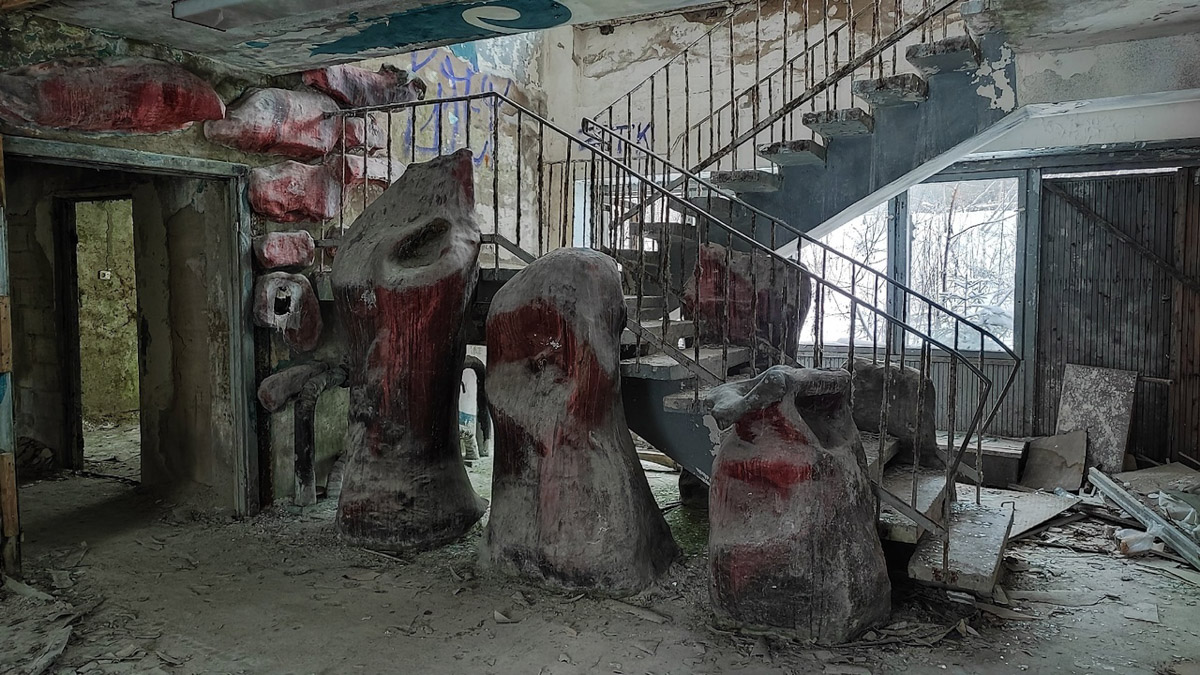 Величественные барельефы и удивительные скульптуры в виде сказочных персонажей превратились в героев мрачных снов. Почти 30 лет некогда популярный детский лагерь в Подмосковье заброшен. Предлагаем вам прогуляться по его гулким и атмосферным коридорам.