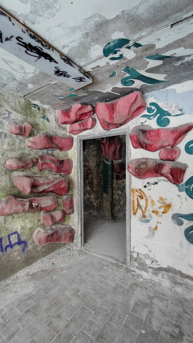 Величественные барельефы и удивительные скульптуры в виде сказочных персонажей превратились в героев мрачных снов. Почти 30 лет некогда популярный детский лагерь в Подмосковье заброшен. Предлагаем вам прогуляться по его гулким и атмосферным коридорам.