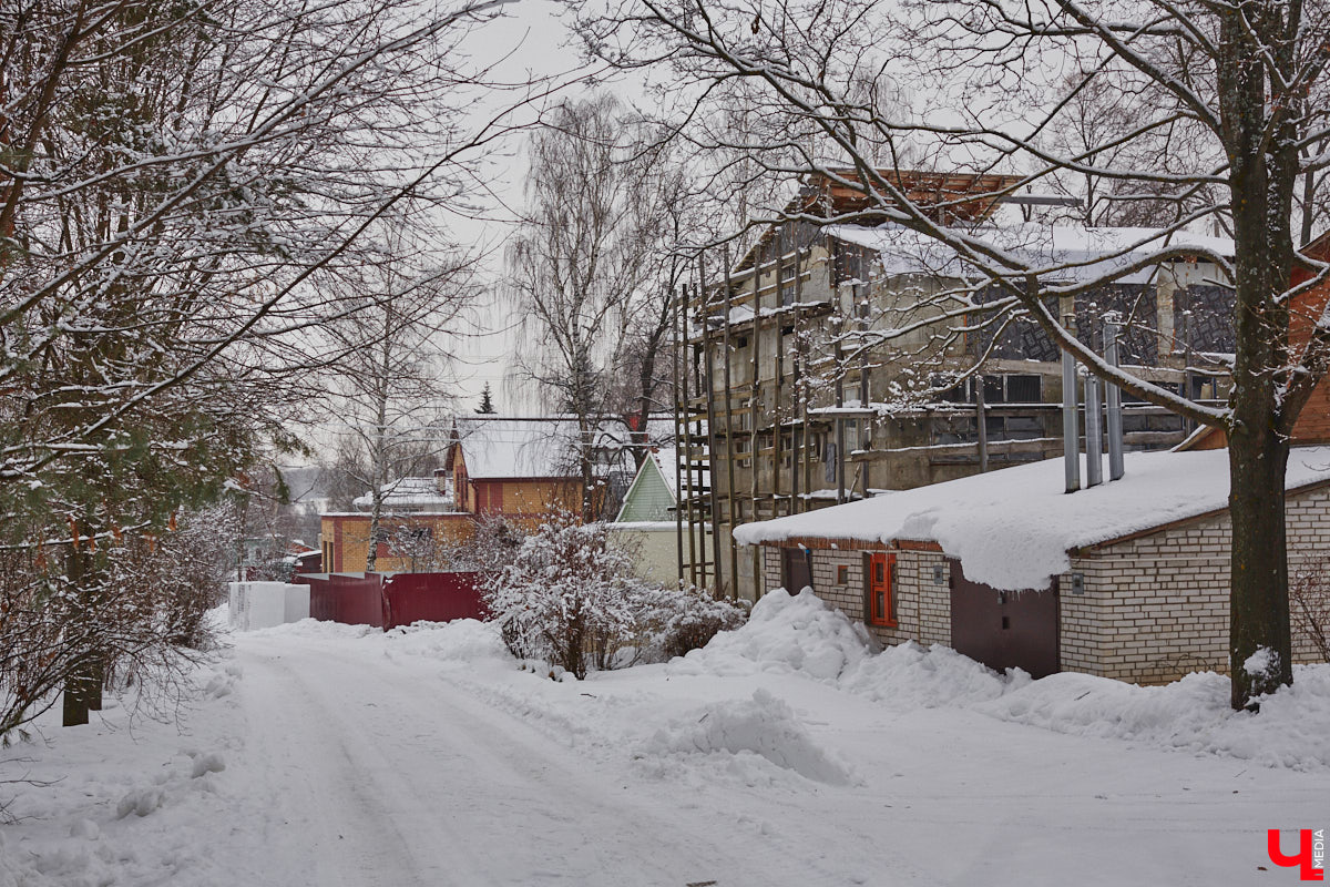 Экспериментаторы, фермеры и агрожурналисты Галина и Эдуард Кошевец подчинились требованиям деревенского дома, создали образцовое хозяйство полного цикла и вывели свою формулу счастья. Ну а мы заглянули в гости к  ним в особняк, расположенный на территории усадьбы Грибоедовых.  