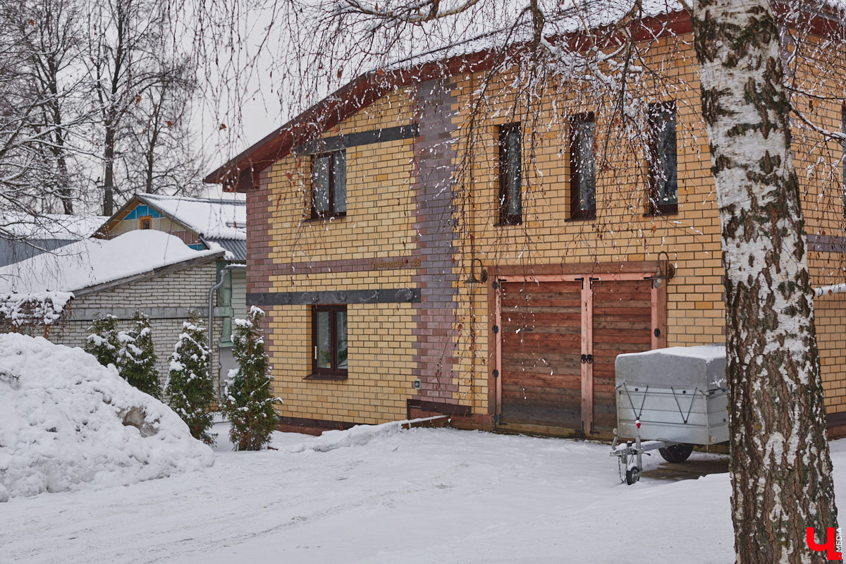 Экспериментаторы, фермеры и агрожурналисты Галина и Эдуард Кошевец подчинились требованиям деревенского дома, создали образцовое хозяйство полного цикла и вывели свою формулу счастья. Ну а мы заглянули в гости к  ним в особняк, расположенный на территории усадьбы Грибоедовых.  
