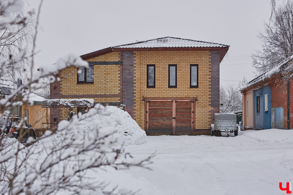 Экспериментаторы, фермеры и агрожурналисты Галина и Эдуард Кошевец подчинились требованиям деревенского дома, создали образцовое хозяйство полного цикла и вывели свою формулу счастья. Ну а мы заглянули в гости к  ним в особняк, расположенный на территории усадьбы Грибоедовых.  