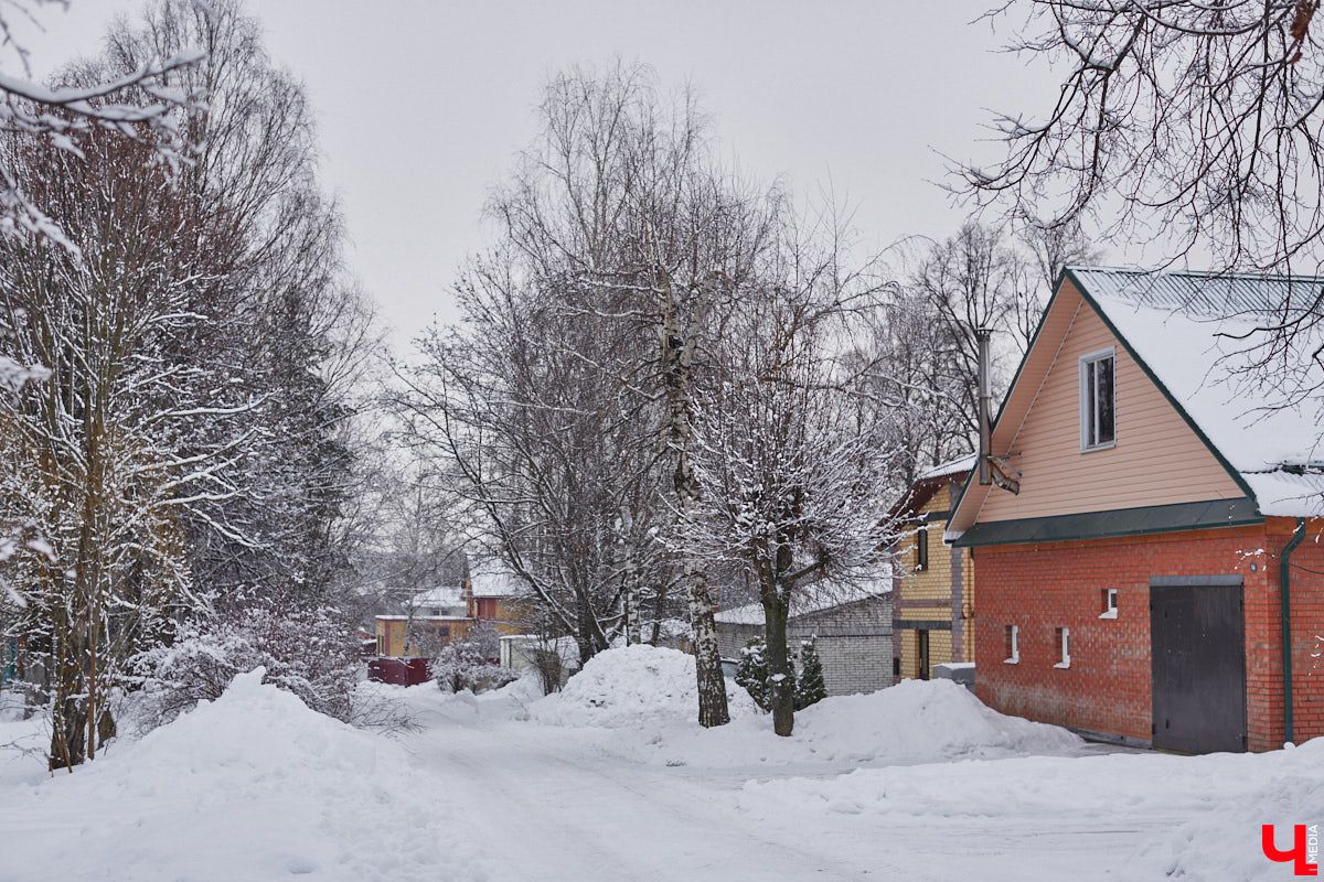 Экспериментаторы, фермеры и агрожурналисты Галина и Эдуард Кошевец подчинились требованиям деревенского дома, создали образцовое хозяйство полного цикла и вывели свою формулу счастья. Ну а мы заглянули в гости к  ним в особняк, расположенный на территории усадьбы Грибоедовых.  