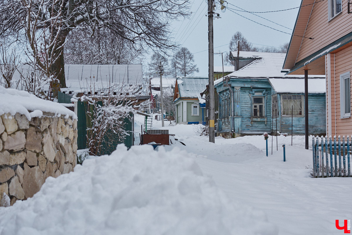 Экспериментаторы, фермеры и агрожурналисты Галина и Эдуард Кошевец подчинились требованиям деревенского дома, создали образцовое хозяйство полного цикла и вывели свою формулу счастья. Ну а мы заглянули в гости к  ним в особняк, расположенный на территории усадьбы Грибоедовых.  