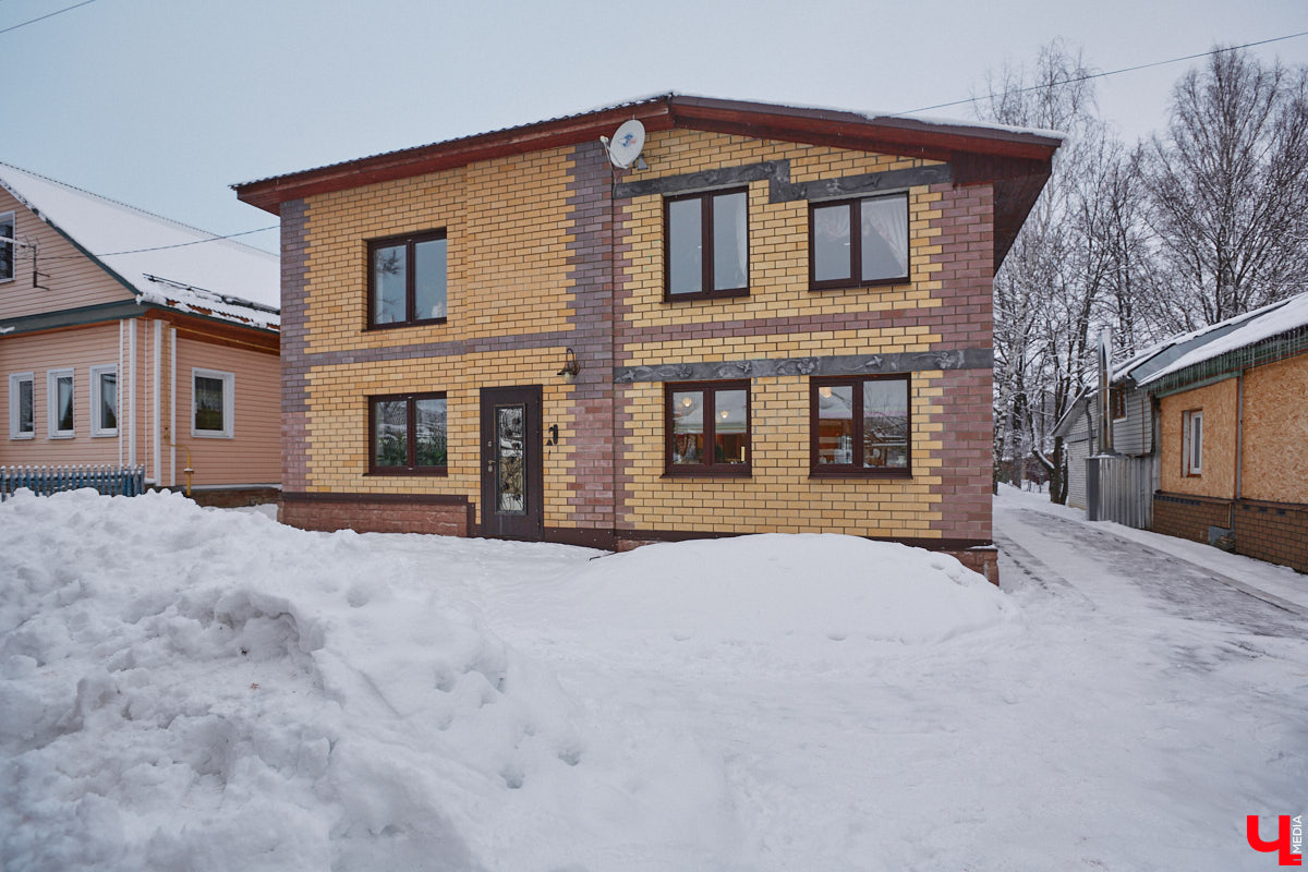 Экспериментаторы, фермеры и агрожурналисты Галина и Эдуард Кошевец подчинились требованиям деревенского дома, создали образцовое хозяйство полного цикла и вывели свою формулу счастья. Ну а мы заглянули в гости к  ним в особняк, расположенный на территории усадьбы Грибоедовых.  