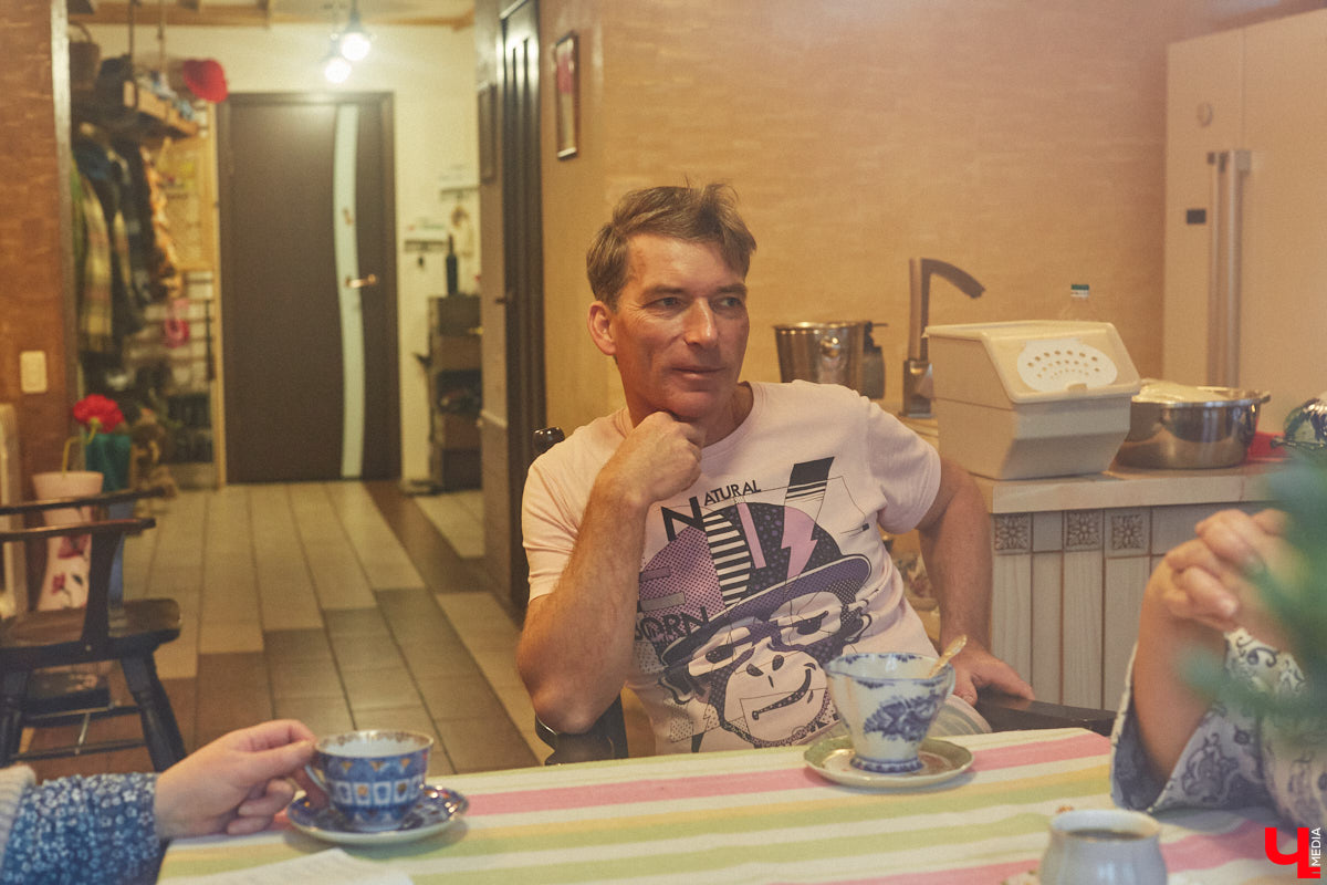 Экспериментаторы, фермеры и агрожурналисты Галина и Эдуард Кошевец подчинились требованиям деревенского дома, создали образцовое хозяйство полного цикла и вывели свою формулу счастья. Ну а мы заглянули в гости к  ним в особняк, расположенный на территории усадьбы Грибоедовых.  