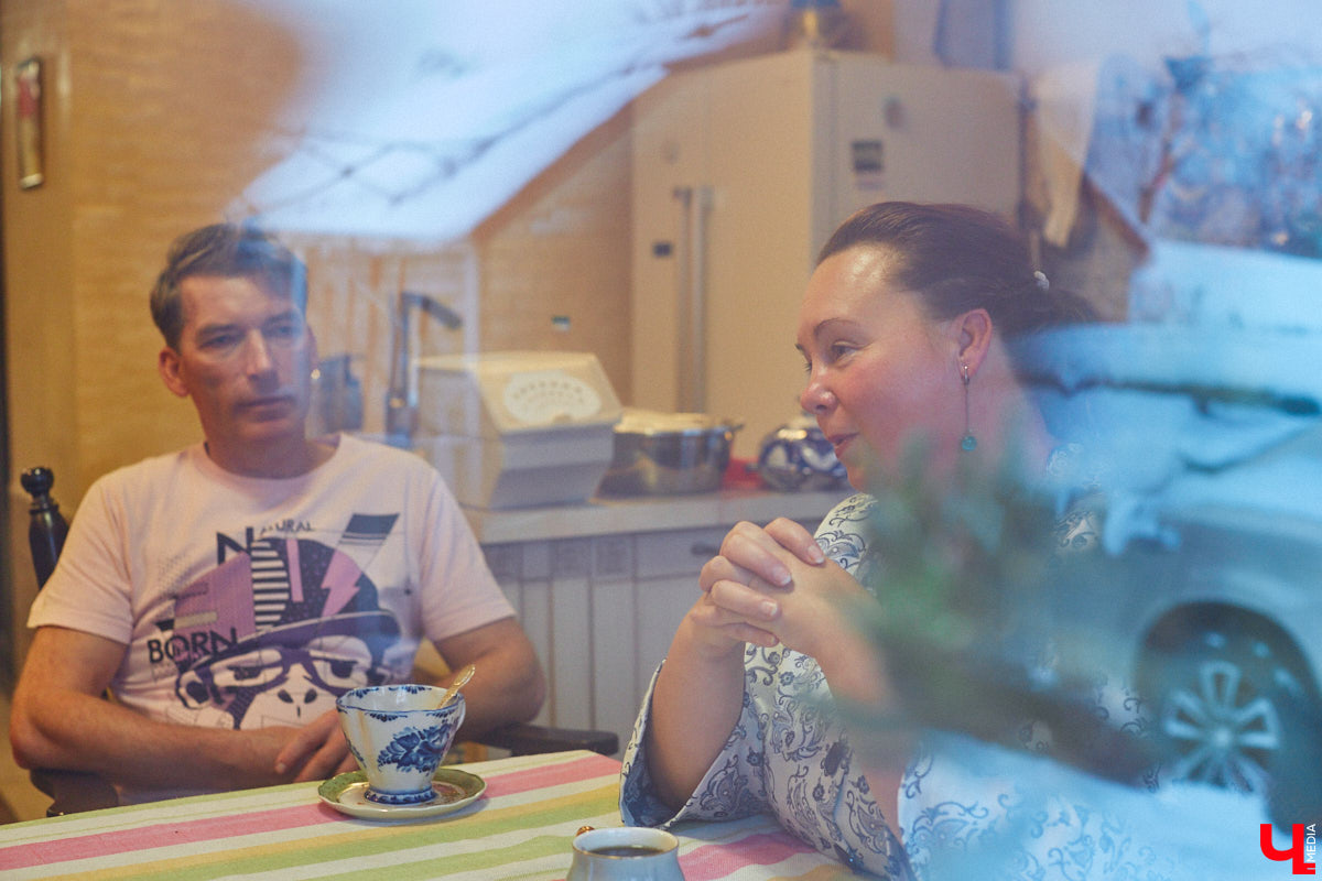 Экспериментаторы, фермеры и агрожурналисты Галина и Эдуард Кошевец подчинились требованиям деревенского дома, создали образцовое хозяйство полного цикла и вывели свою формулу счастья. Ну а мы заглянули в гости к  ним в особняк, расположенный на территории усадьбы Грибоедовых.  