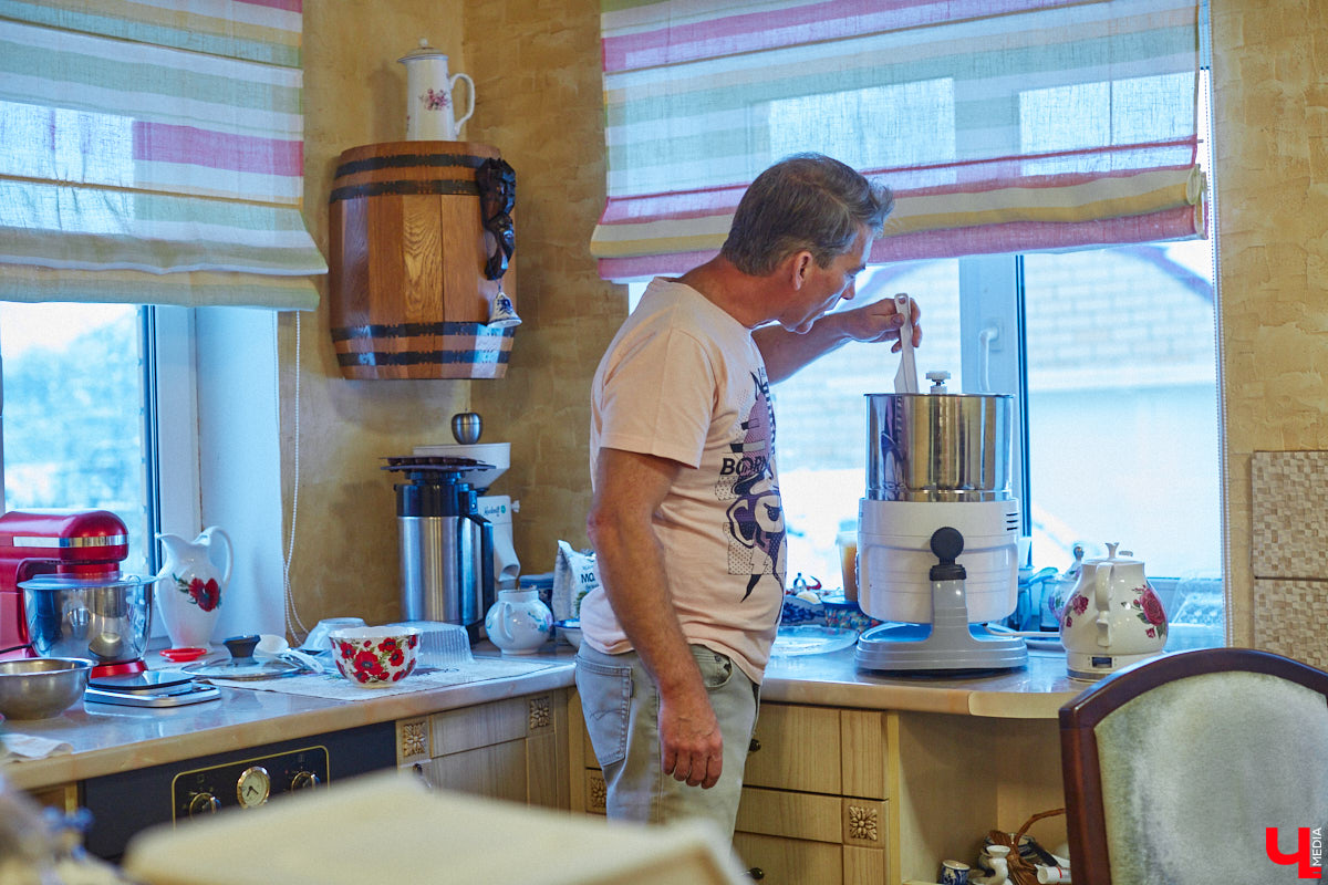 Экспериментаторы, фермеры и агрожурналисты Галина и Эдуард Кошевец подчинились требованиям деревенского дома, создали образцовое хозяйство полного цикла и вывели свою формулу счастья. Ну а мы заглянули в гости к  ним в особняк, расположенный на территории усадьбы Грибоедовых.  