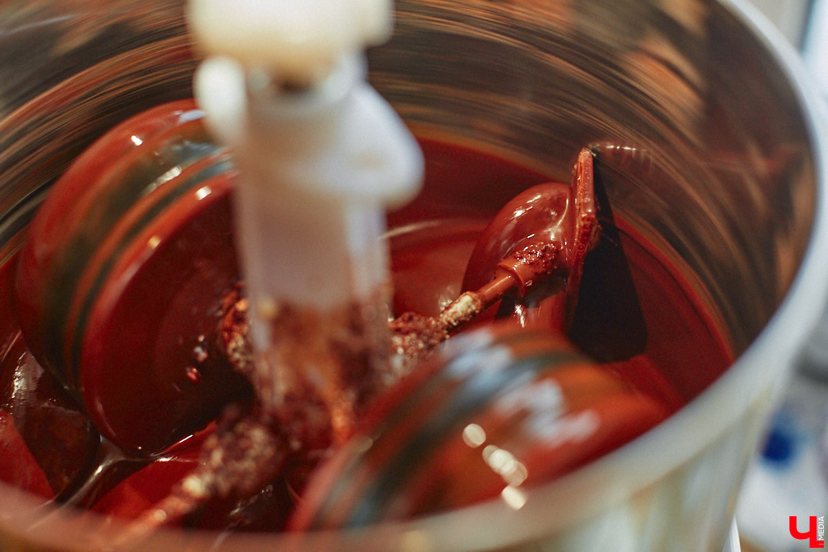 Экспериментаторы, фермеры и агрожурналисты Галина и Эдуард Кошевец подчинились требованиям деревенского дома, создали образцовое хозяйство полного цикла и вывели свою формулу счастья. Ну а мы заглянули в гости к  ним в особняк, расположенный на территории усадьбы Грибоедовых.  