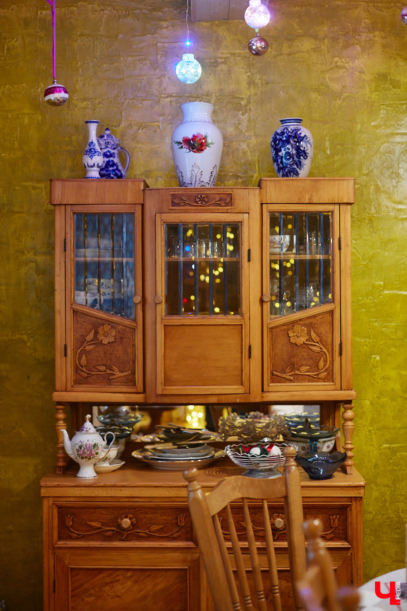 Экспериментаторы, фермеры и агрожурналисты Галина и Эдуард Кошевец подчинились требованиям деревенского дома, создали образцовое хозяйство полного цикла и вывели свою формулу счастья. Ну а мы заглянули в гости к  ним в особняк, расположенный на территории усадьбы Грибоедовых.  