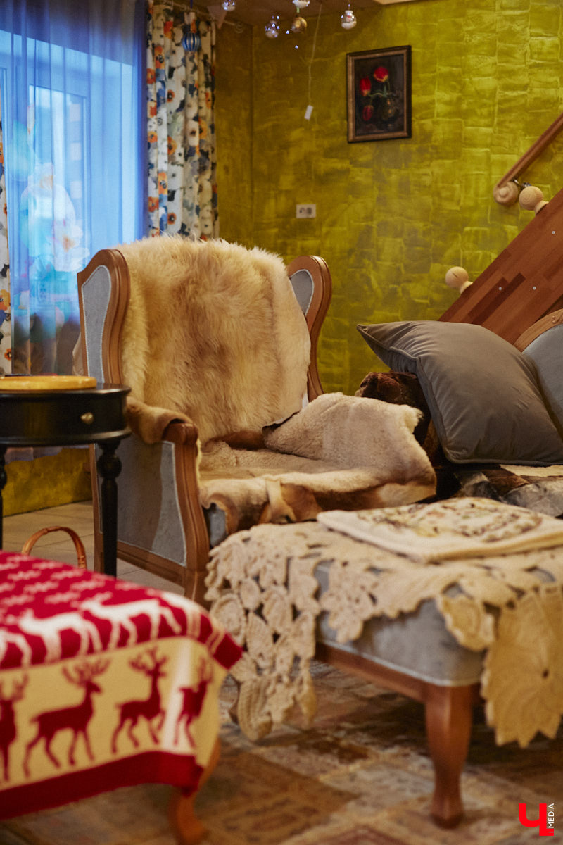 Экспериментаторы, фермеры и агрожурналисты Галина и Эдуард Кошевец подчинились требованиям деревенского дома, создали образцовое хозяйство полного цикла и вывели свою формулу счастья. Ну а мы заглянули в гости к  ним в особняк, расположенный на территории усадьбы Грибоедовых.  