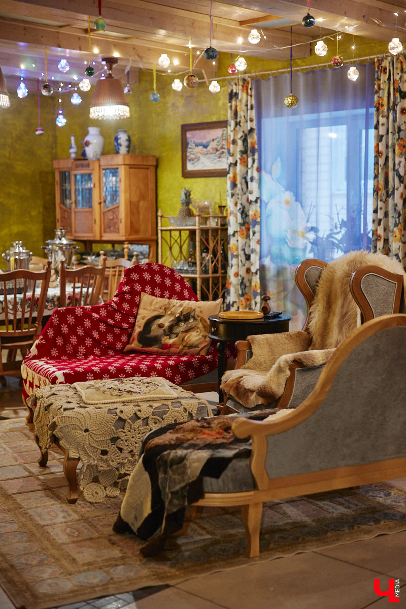 Экспериментаторы, фермеры и агрожурналисты Галина и Эдуард Кошевец подчинились требованиям деревенского дома, создали образцовое хозяйство полного цикла и вывели свою формулу счастья. Ну а мы заглянули в гости к  ним в особняк, расположенный на территории усадьбы Грибоедовых.  