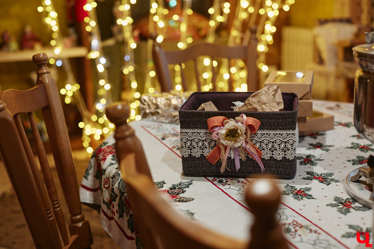 Экспериментаторы, фермеры и агрожурналисты Галина и Эдуард Кошевец подчинились требованиям деревенского дома, создали образцовое хозяйство полного цикла и вывели свою формулу счастья. Ну а мы заглянули в гости к  ним в особняк, расположенный на территории усадьбы Грибоедовых.  